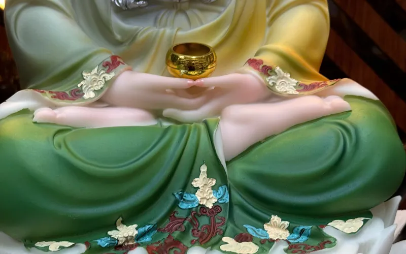 Tượng Phật A Di Đà ngồi đế sen lượn sóng