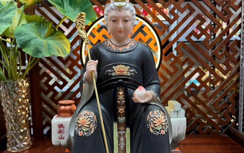 Bà Cố Hỷ tay cầm quả Đào