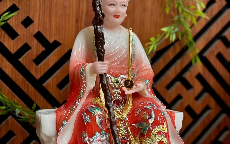 Bà Cố Hỷ ngồi tảng đá vuông