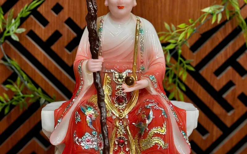 Bà Cố Hỷ ngồi tảng đá vuông