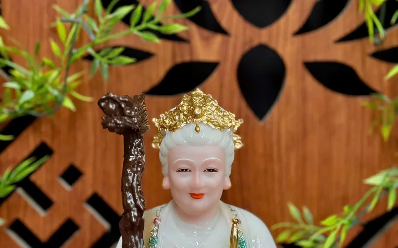 Bà Cố Hỷ ngồi tảng đá vuông