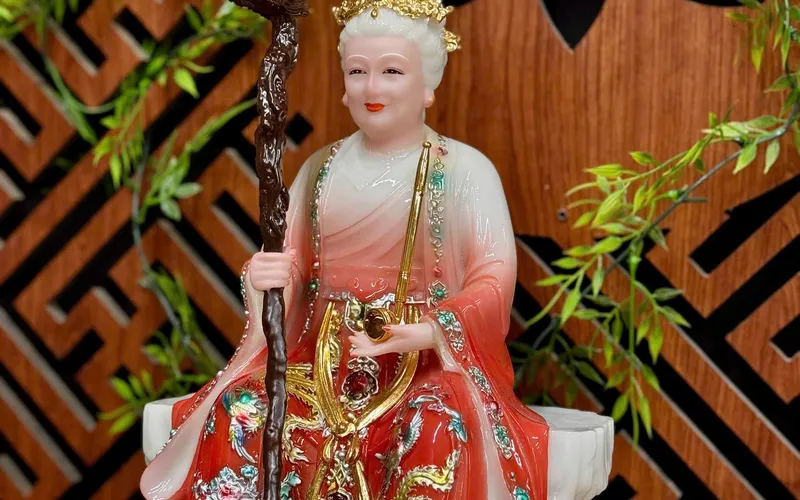 Bà Cố Hỷ ngồi tảng đá vuông