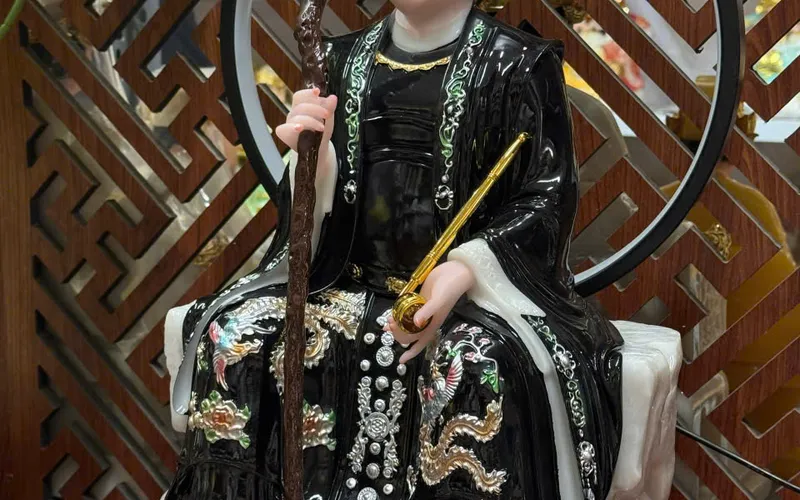 Bà Cố Hỷ ngồi tảng đá