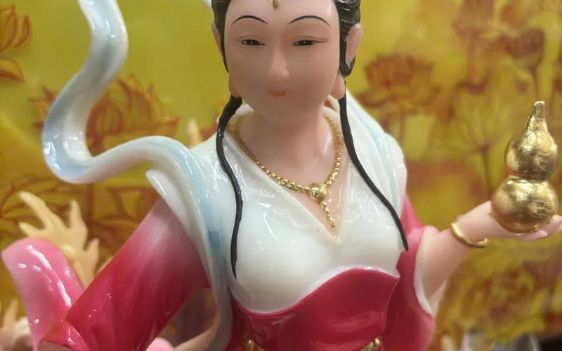 Cửu Thiên Huyền Nữ đứng trên chim Hạc