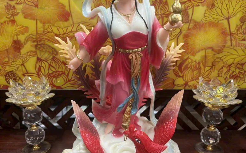 Cửu Thiên Huyền Nữ đứng trên chim Hạc