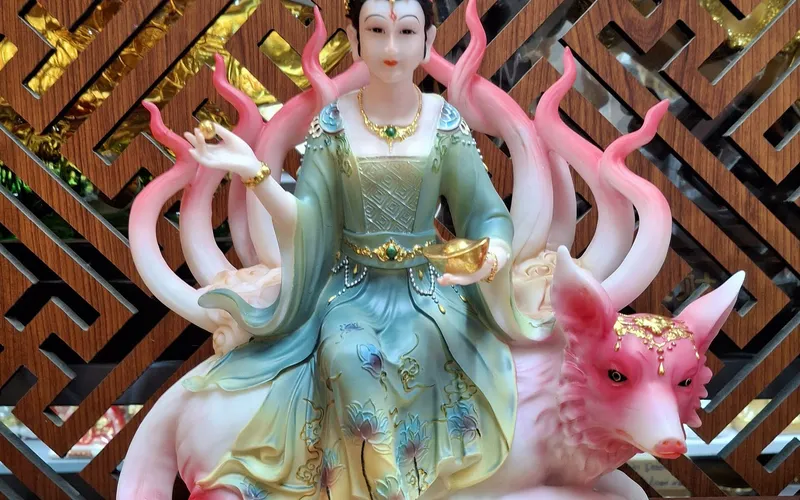 Cửu Vĩ Hồ Tiên tay cầm thỏi vàng 