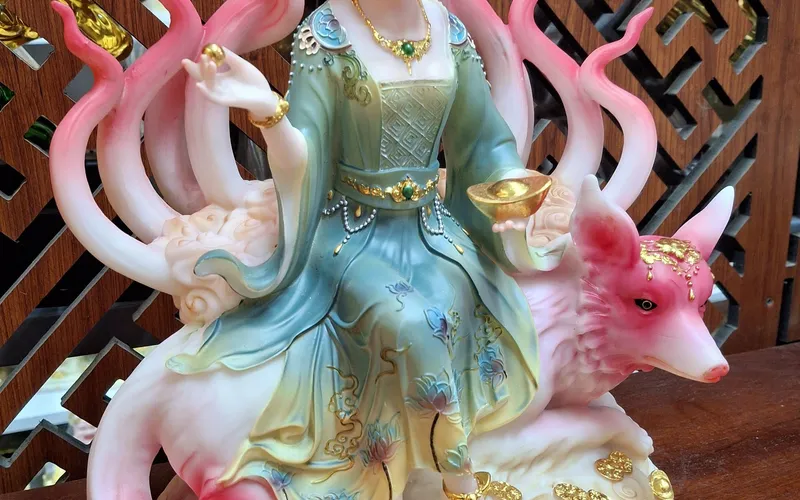 Cửu Vĩ Hồ Tiên tay cầm thỏi vàng 