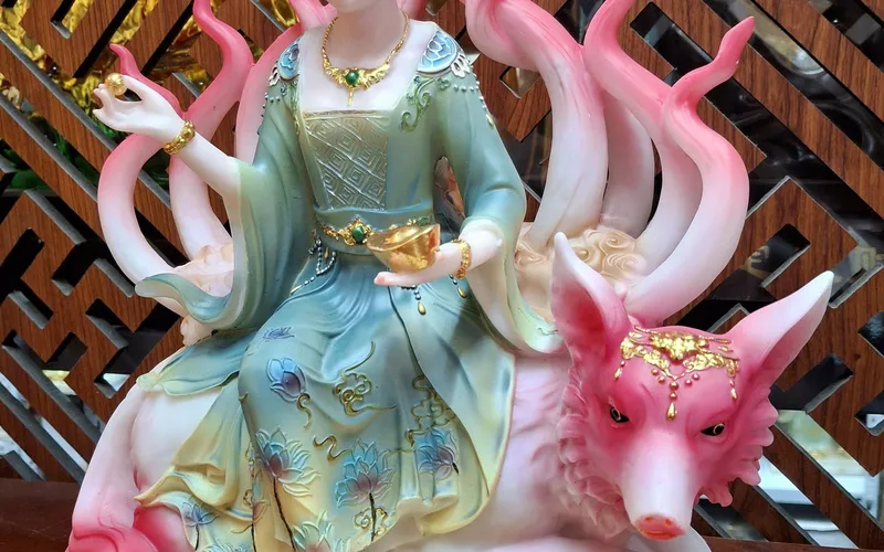 Cửu Vĩ Hồ Tiên tay cầm thỏi vàng 