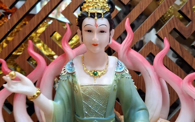 Cửu Vĩ Hồ Tiên tay cầm thỏi vàng 