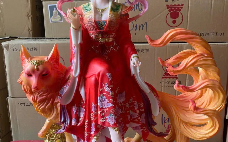 Cửu Vĩ Hồ Tiên tay cầm quạt