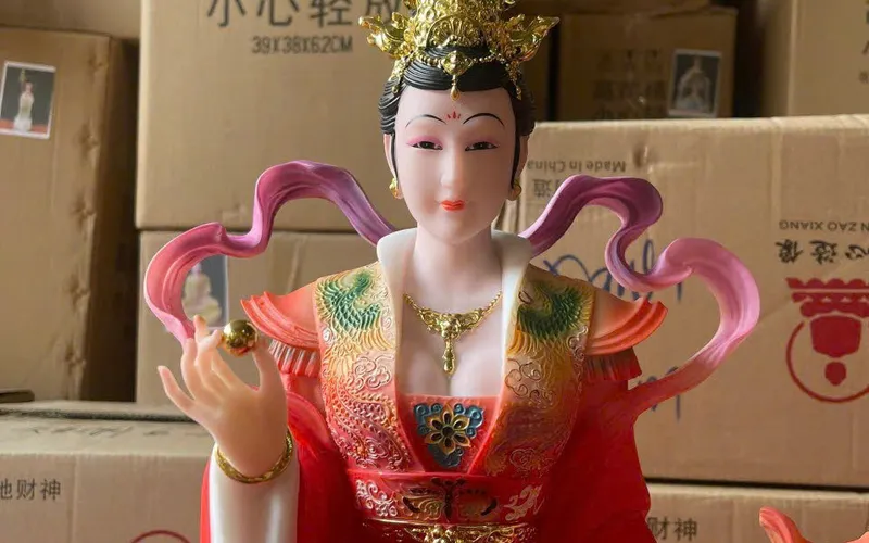 Cửu Vĩ Hồ Tiên tay cầm quạt