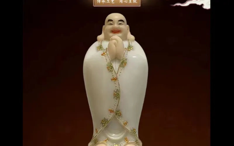 Di Lặc đứng cung chúc