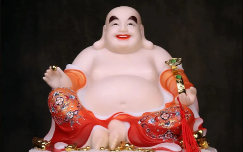 Di Lặc ngồi cầm gậy Như Ý