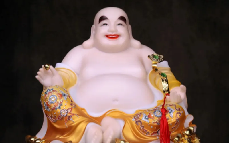 Di Lặc ngồi cầm gậy Như Ý