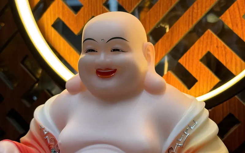 Di Lặc ngồi đế sen tay cầm gậy Như Ý