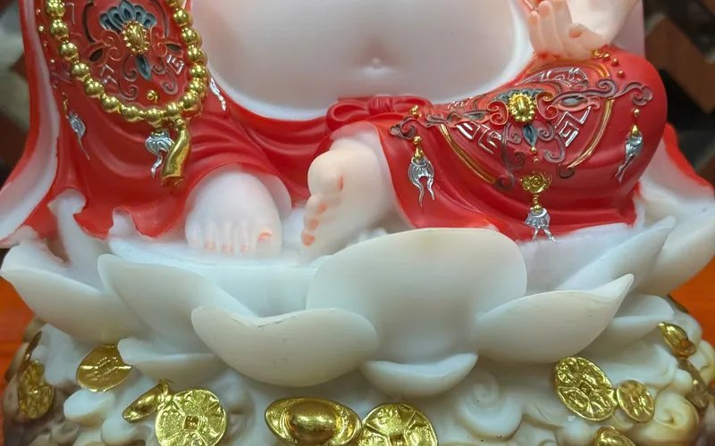 Di Lặc ngồi đế sen tay cầm gậy Như Ý