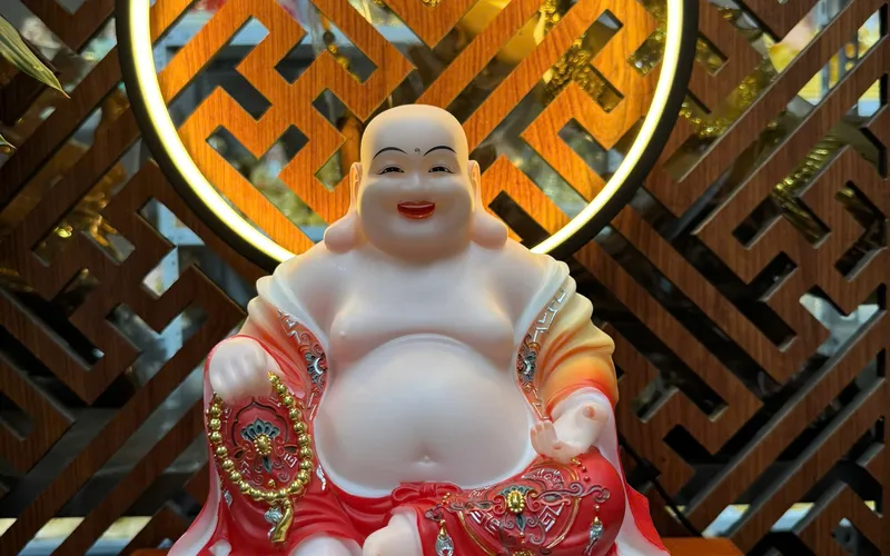 Di Lặc ngồi đế sen tay cầm gậy Như Ý