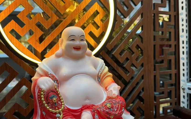 Di Lặc ngồi đế sen tay cầm gậy Như Ý