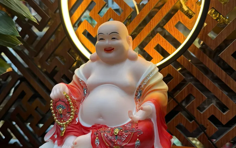 Di Lặc ngồi đế sen tay cầm gậy Như Ý