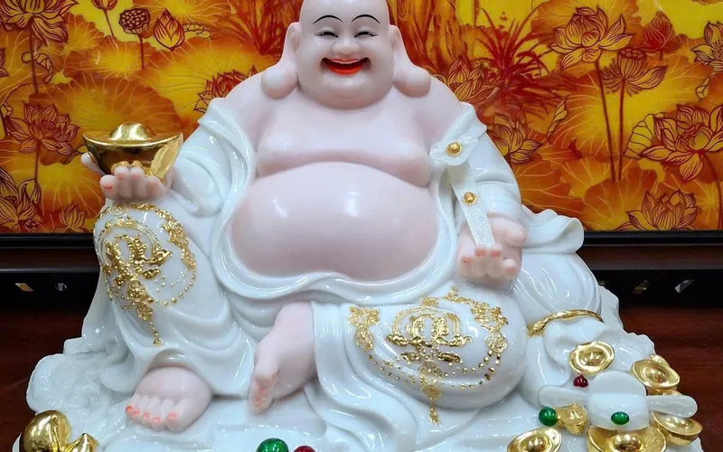 Di Lặc ngồi tay cầm gậy Như Ý