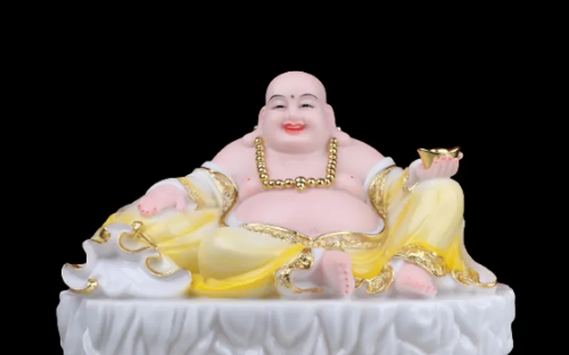 Di Lặc ngồi tay cầm thỏi vàng