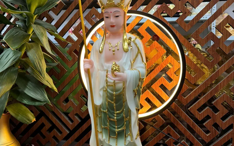 Tượng Địa Tạng Vương Đứng