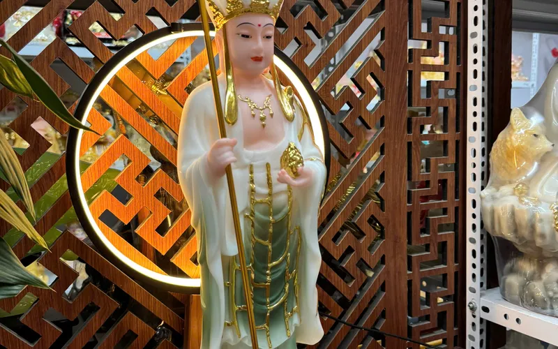 Tượng Địa Tạng Vương Đứng