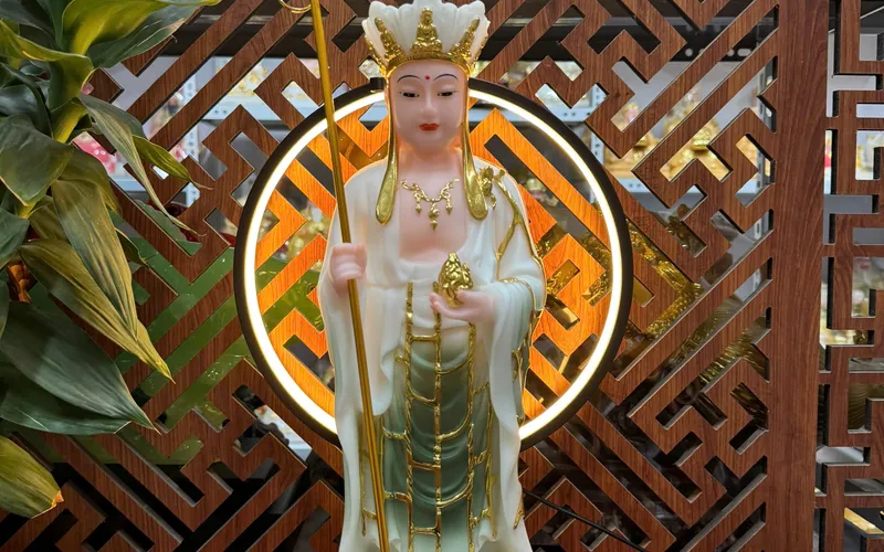 Tượng Địa Tạng Vương Đứng