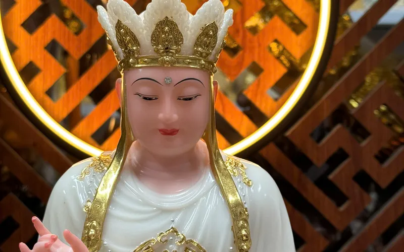 Tượng Địa Tạng Vương đế tròn dát vàng