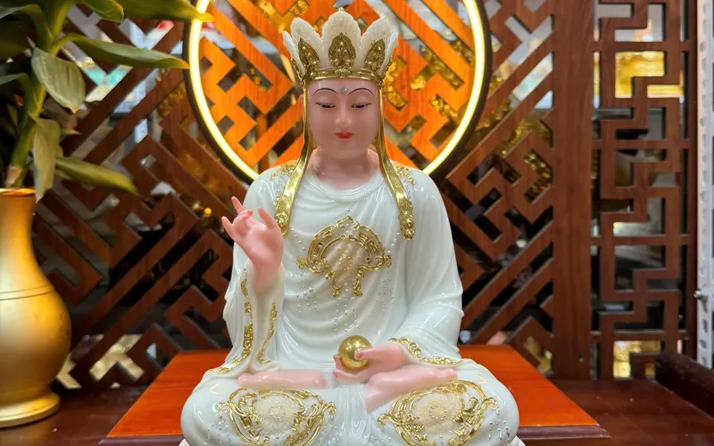 Tượng Địa Tạng Vương đế tròn dát vàng