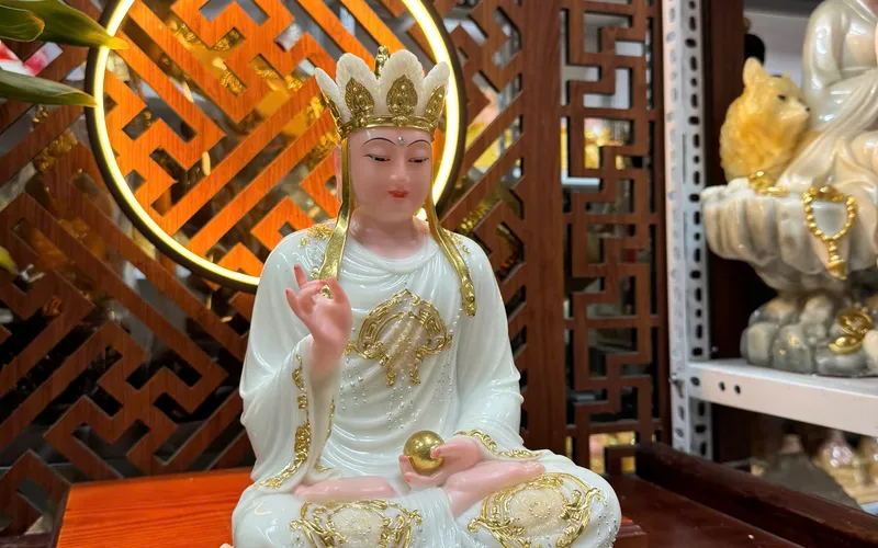 Tượng Địa Tạng Vương đế tròn dát vàng
