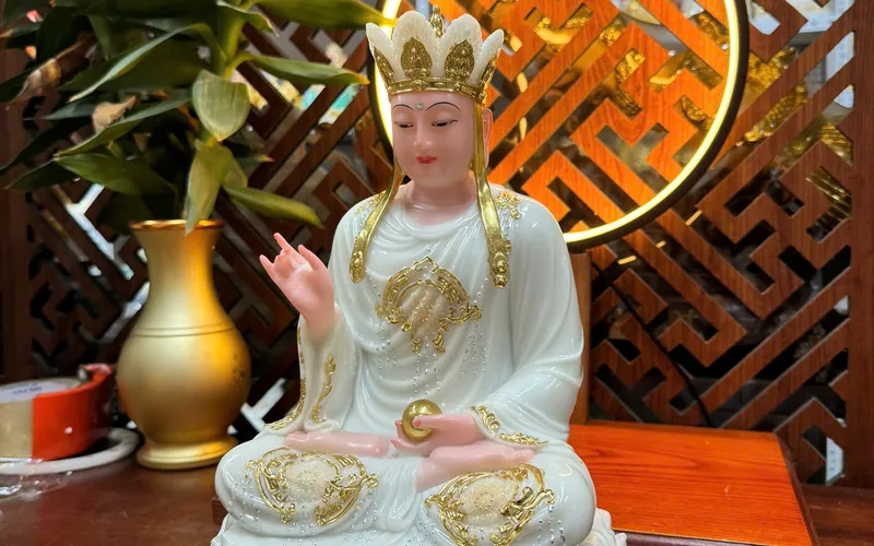 Tượng Địa Tạng Vương đế tròn dát vàng
