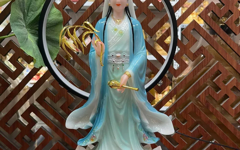 Diệu Thiện Quan Âm đứng đế sen nở