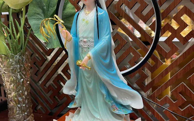 Diệu Thiện Quan Âm đứng đế sen nở