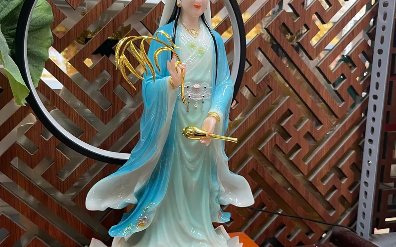 Diệu Thiện Quan Âm đứng đế sen nở