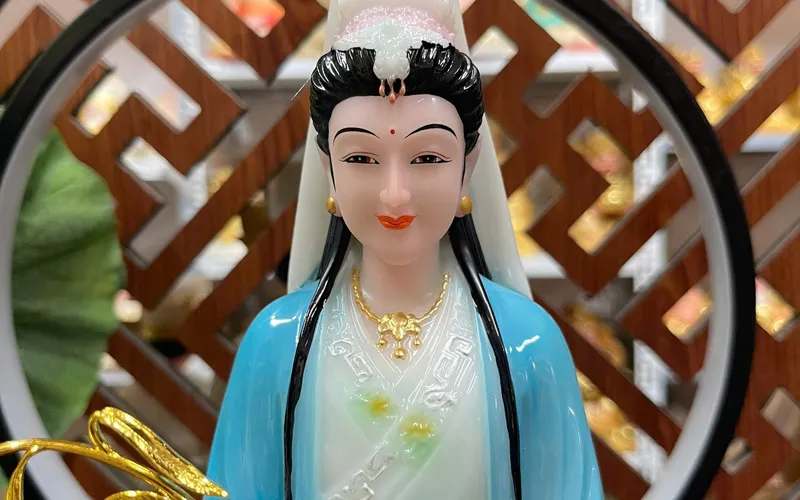 Diệu Thiện Quan Âm đứng đế sen nở