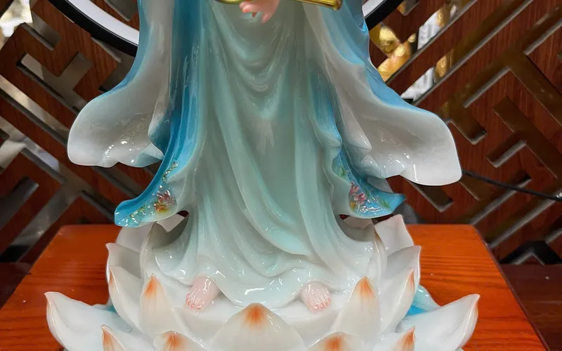 Diệu Thiện Quan Âm đứng đế sen nở