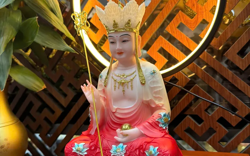 Địa Tạng Vương ngồi đế non nước 