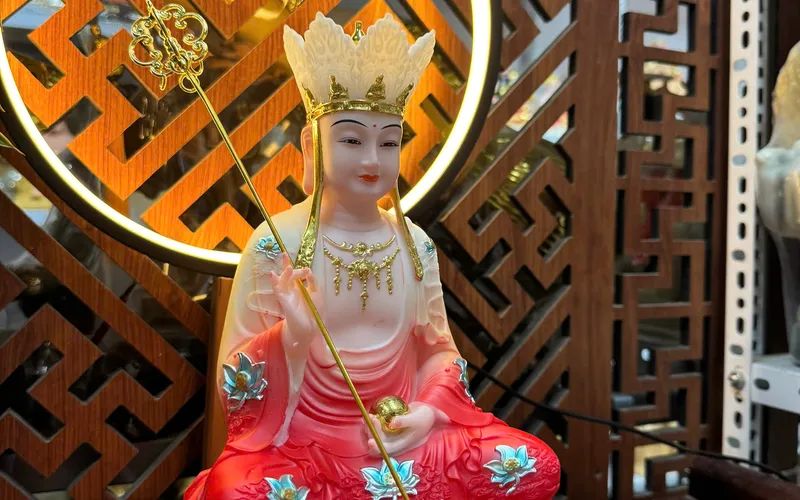 Địa Tạng Vương ngồi đế non nước 