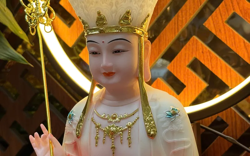 Địa Tạng Vương ngồi đế non nước 