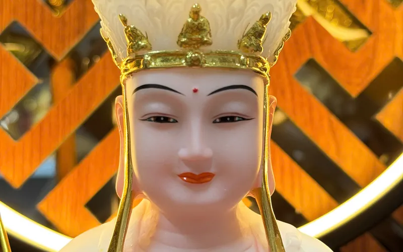 Địa Tạng Vương ngồi đế non nước 