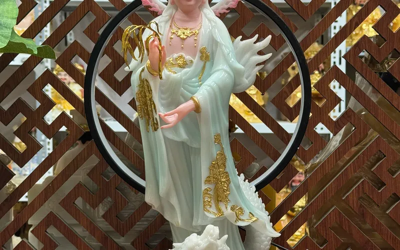 Quan Âm đứng rồng