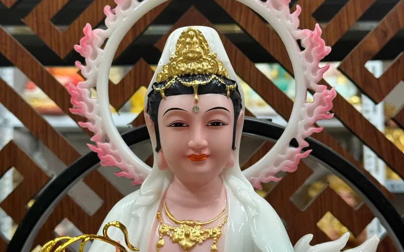 Quan Âm đứng rồng