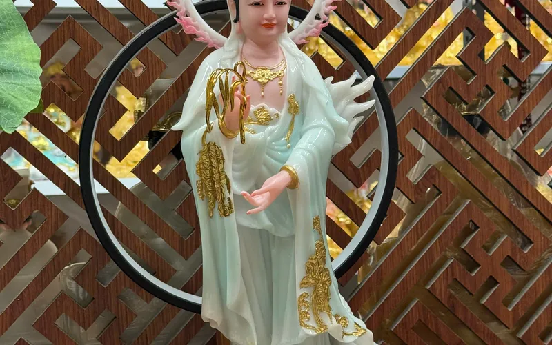 Quan Âm đứng rồng