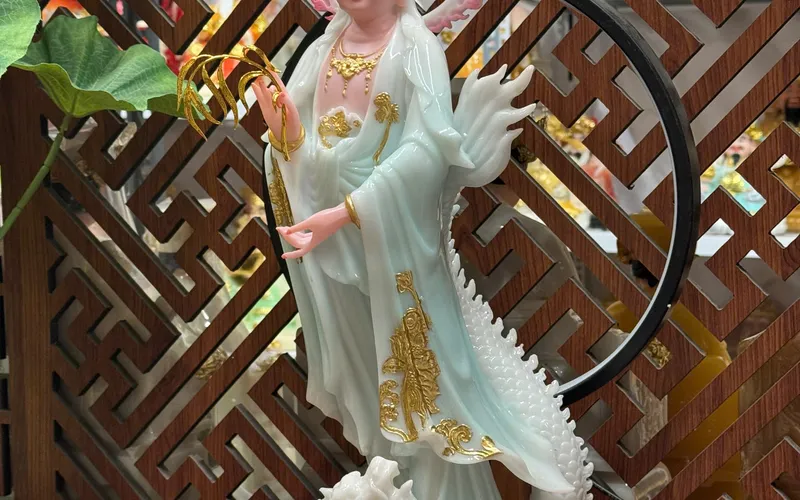 Quan Âm đứng rồng