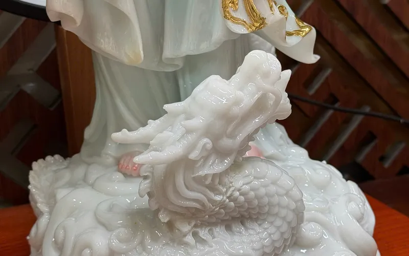 Quan Âm đứng rồng