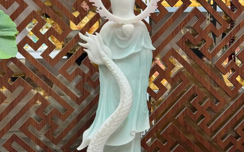 Quan Âm đứng rồng