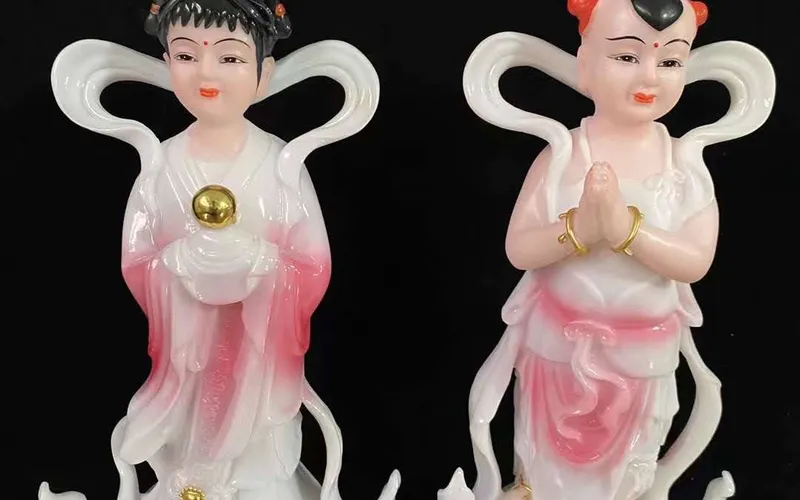 Kim Đồng Ngọc Nữ đứng trên búp sen