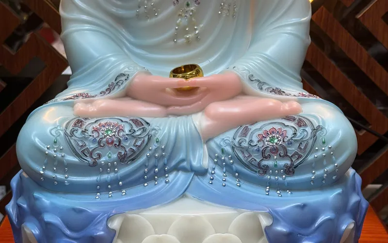 Phật Thích Ca Mâu Ni áo vẽ hoa văn