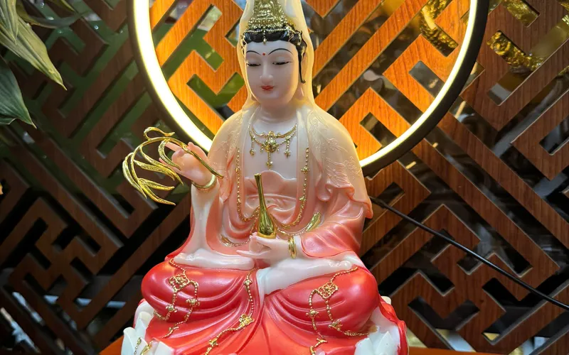 Quan Âm ngồi sen to